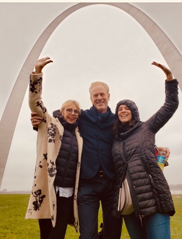 People posing with St Louis Arch