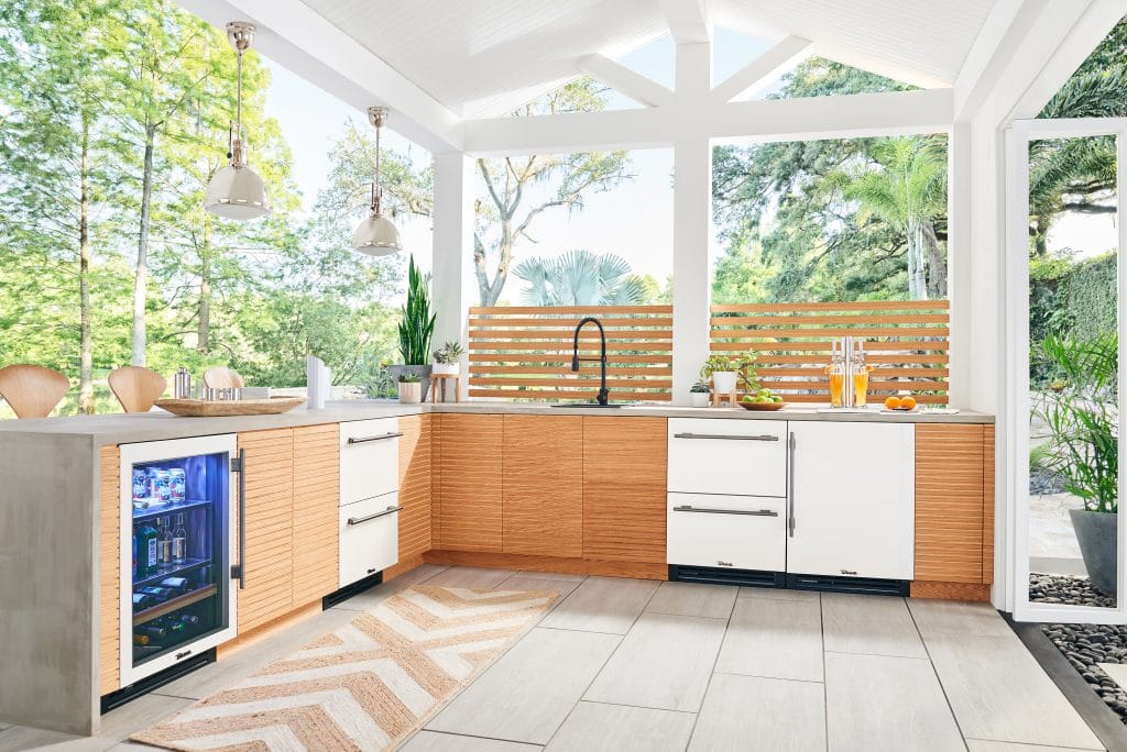 Modern Matte White Outdoor Kitchen Mid Med Res - Angle View 1