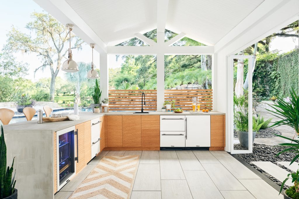 Modern Matte White Outdoor Kitchen Straighton Med Res - Straight View